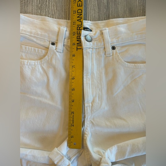 Old Navy Women's White Cuffed 3 Inch Inseam Mid Rise Denim Shorts 2 100% Cotton. - Picture 7 of 8